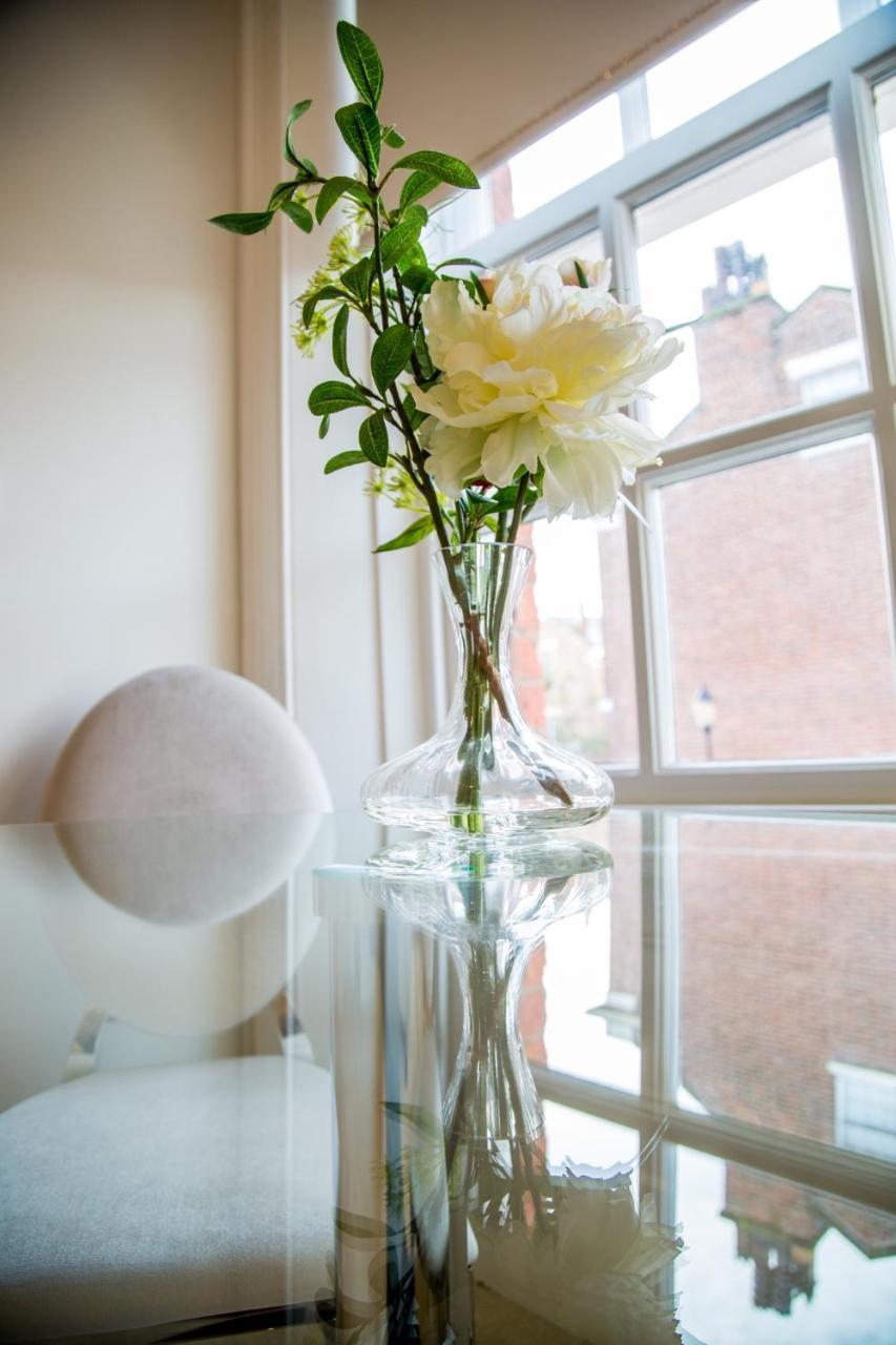 Winckley Stays Preston  Exterior photo A vase of flowers